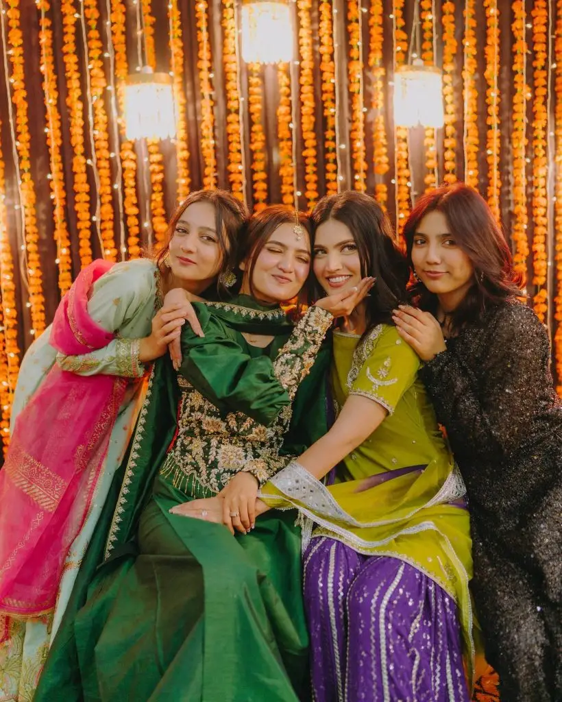 سسٹولوجی سسٹرز کی انگریزی نے امریکہ کے سفر کے دوران بھاری بھرکم ٹرول کیا