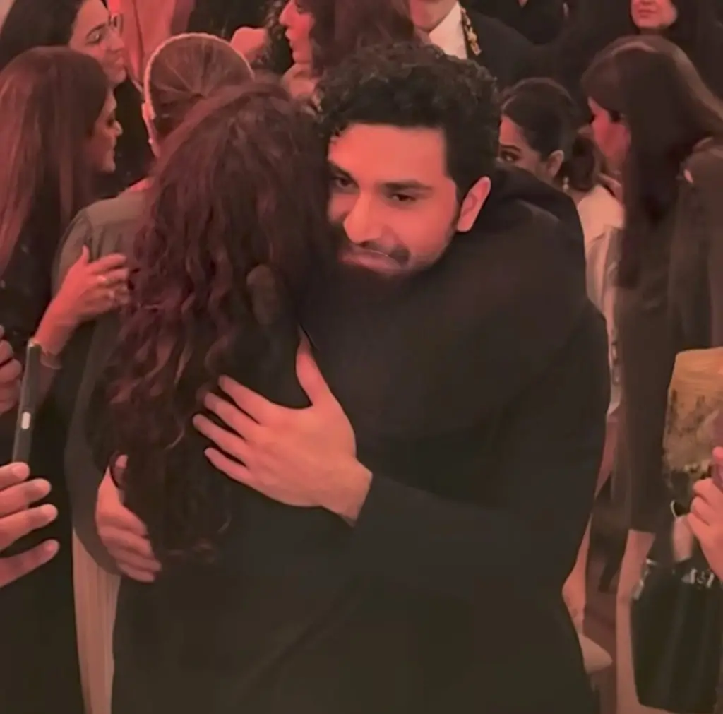 سینئر اداکار ازما بیگ کی احد رضا میر کے ساتھ قربت نے تنقید کی