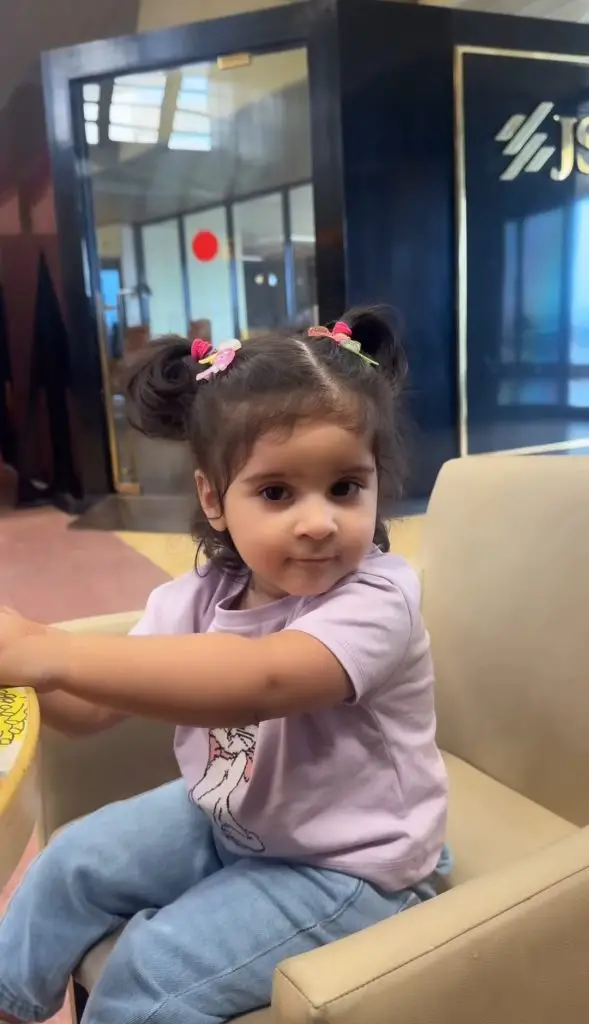 ایمن خان نے دبئی سے پیاری تصاویر اور ریل کا اشتراک کیا ہے