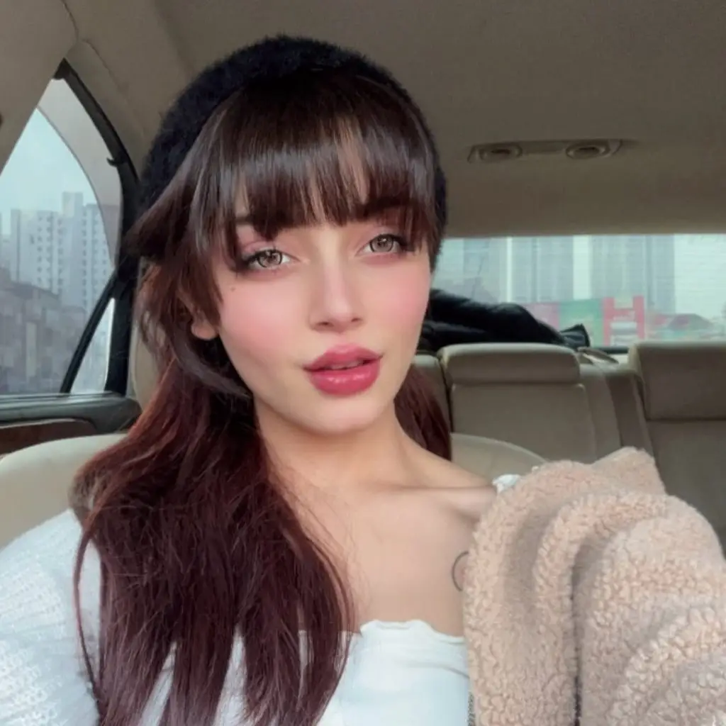 الیز شاہ نے مختصر کپڑے پہنے ہوئے دفاع کیا