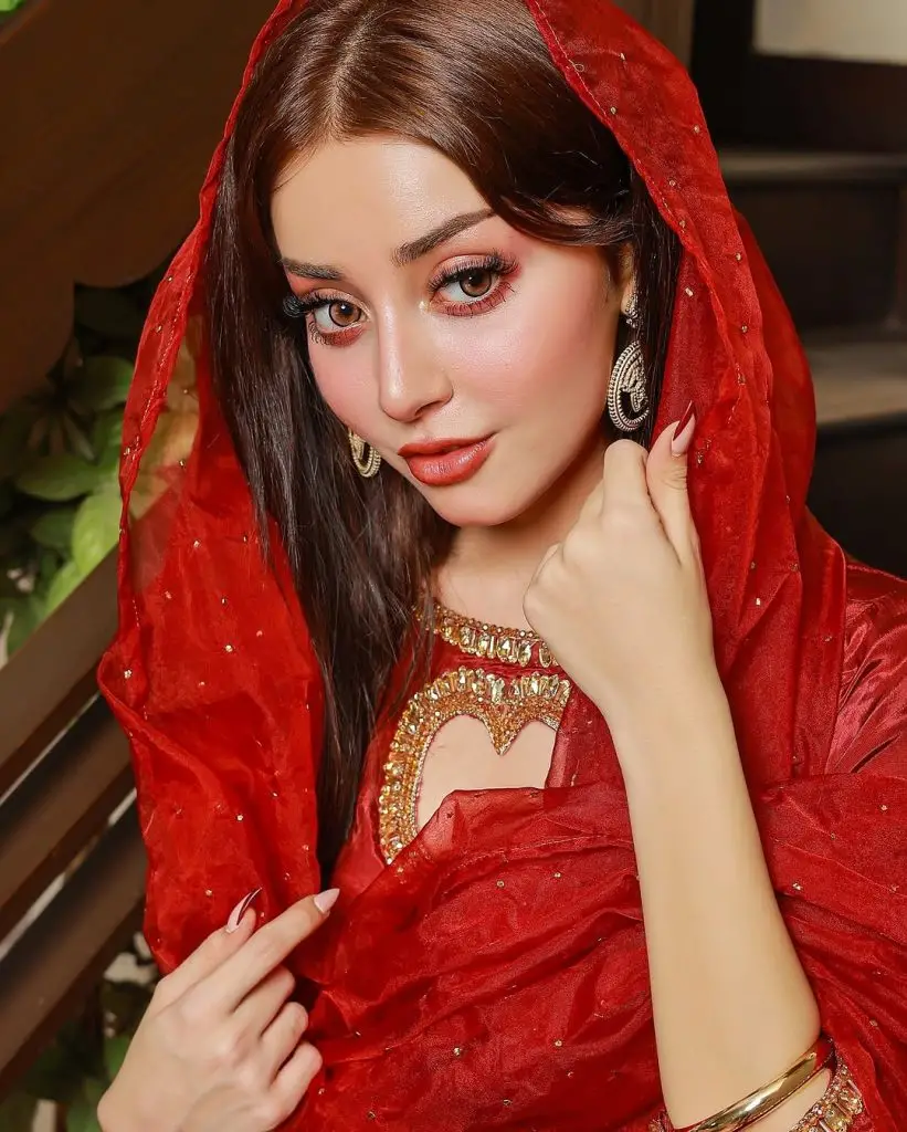 الیز شاہ نے مختصر کپڑے پہنے ہوئے دفاع کیا
