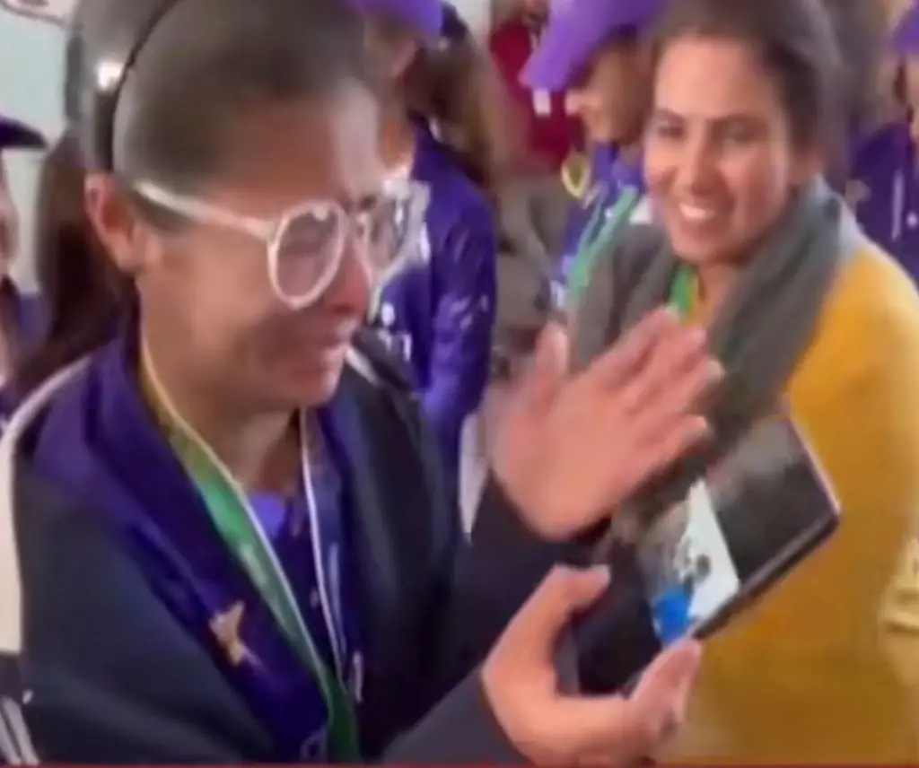 بابر اعظم کا پاگل پنکھا اس سے ملنے کے بعد آنسوؤں میں پھٹ گیا