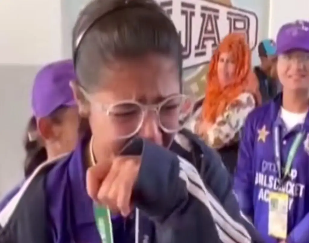 بابر اعظم کا پاگل پنکھا اس سے ملنے کے بعد آنسوؤں میں پھٹ گیا