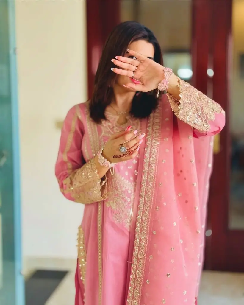 اکرار الحسن نے بیویوں کے ساتھ عید الاعاہا منایا