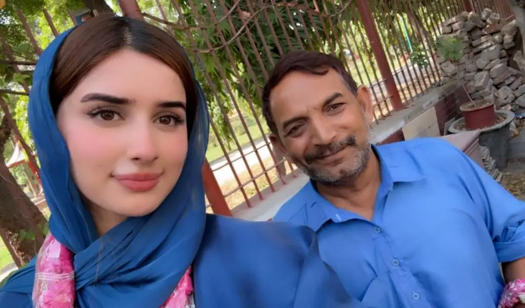جننات مرزا اور اس کا کنبہ مقدس حج سفر پر گامزن ہے