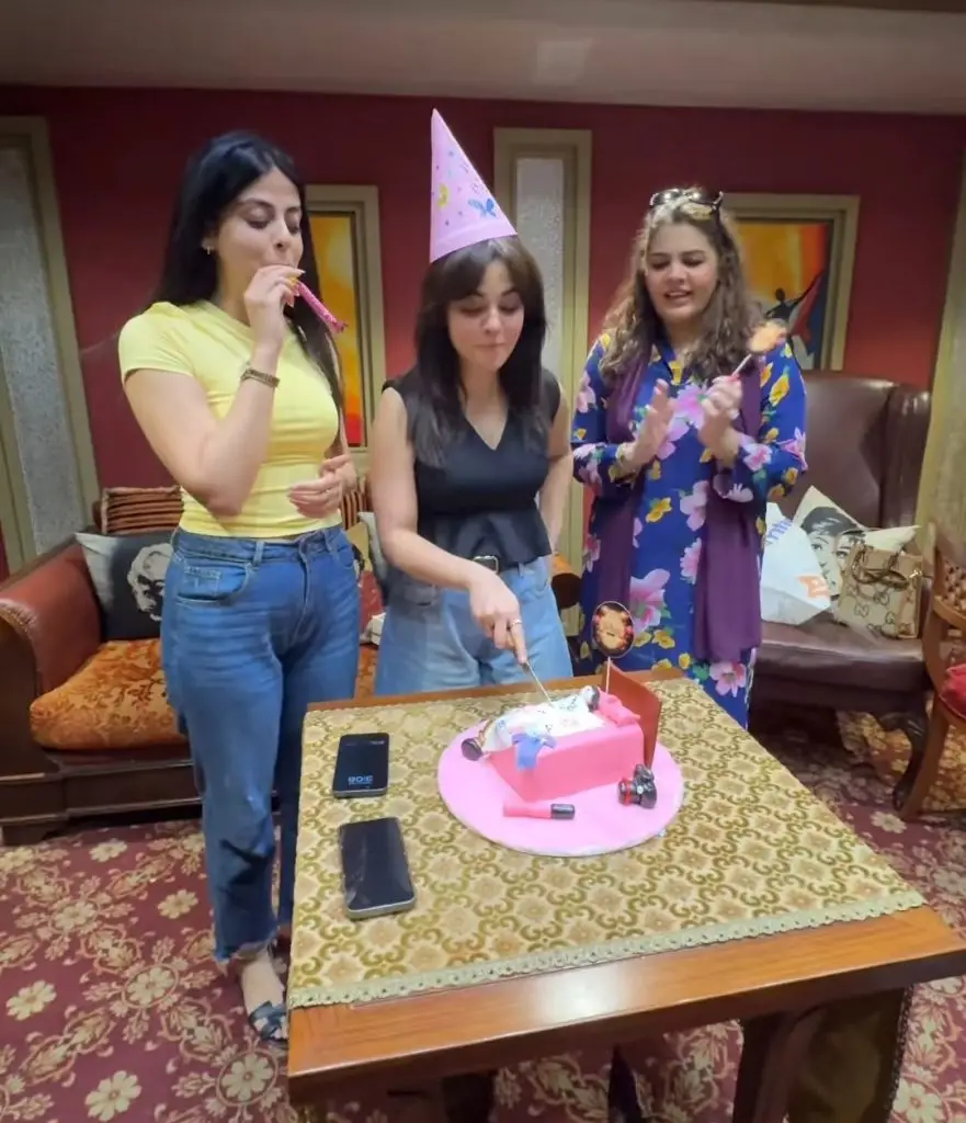 کومل میر دوستوں کے ساتھ سالگرہ منا رہا ہے