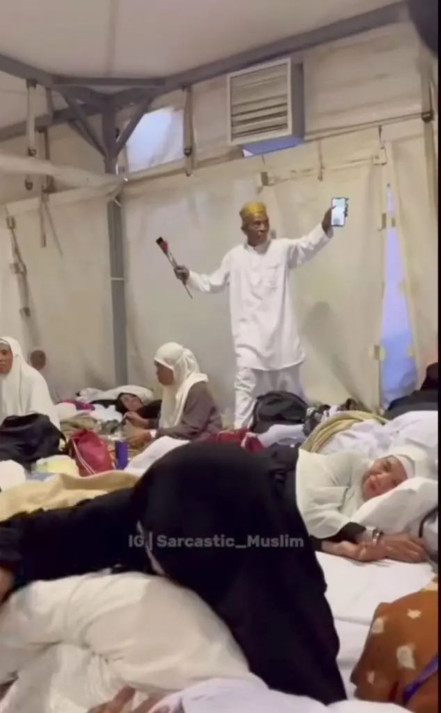 حج کے دوران انسان مینا میں خواتین خیمے میں داخل ہوتا ہے