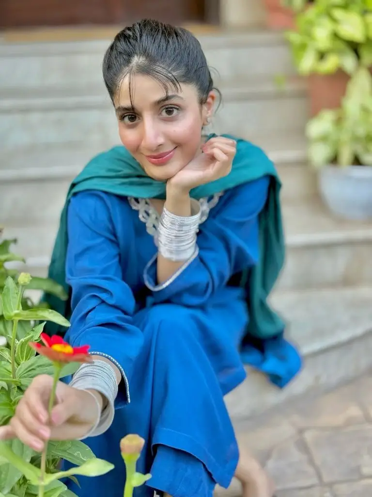اس کی قربانی کے ساتھ مائرا ہاکین کا خوبصورت فوٹو شوٹ