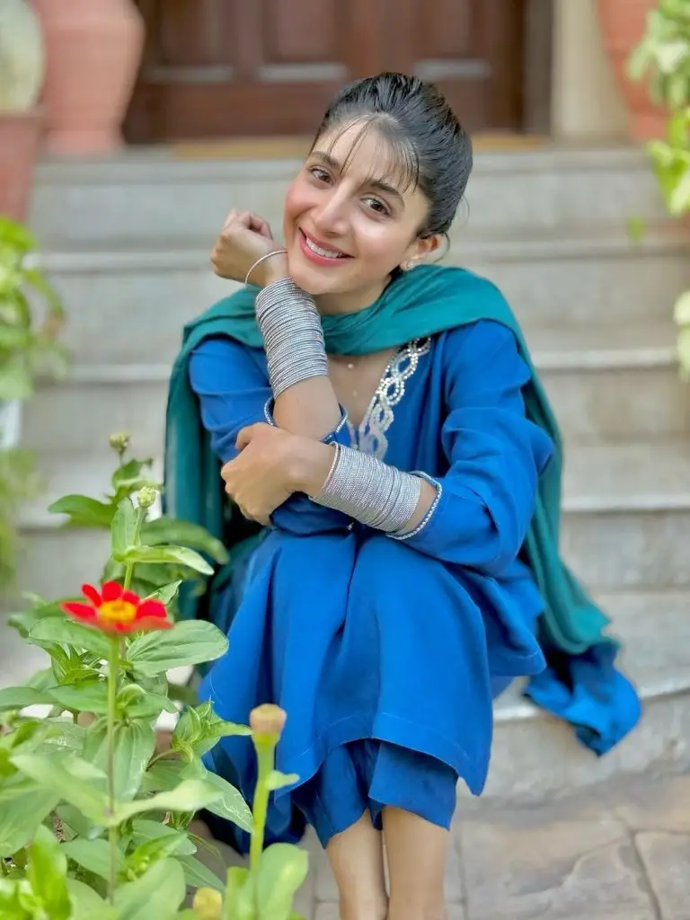 اس کی قربانی کے ساتھ مائرا ہاکین کا خوبصورت فوٹو شوٹ