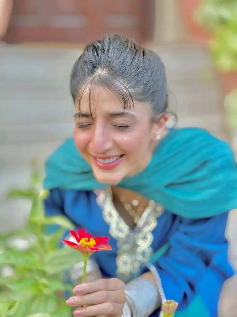 اس کی قربانی کے ساتھ مائرا ہاکین کا خوبصورت فوٹو شوٹ