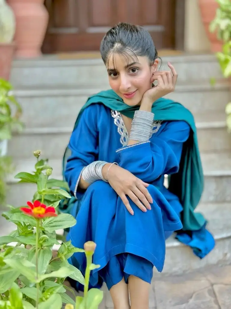 اس کی قربانی کے ساتھ مائرا ہاکین کا خوبصورت فوٹو شوٹ