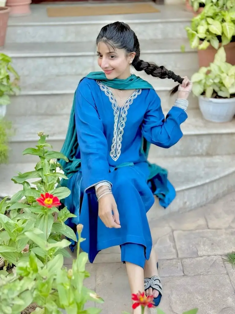 اس کی قربانی کے ساتھ مائرا ہاکین کا خوبصورت فوٹو شوٹ