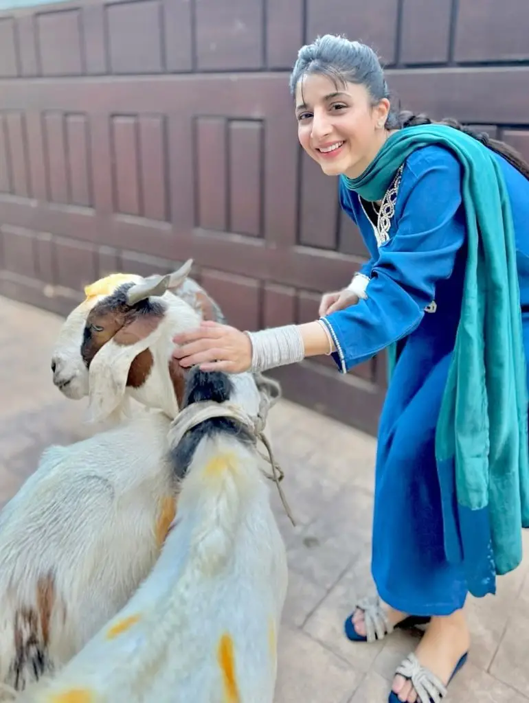 اس کی قربانی کے ساتھ مائرا ہاکین کا خوبصورت فوٹو شوٹ