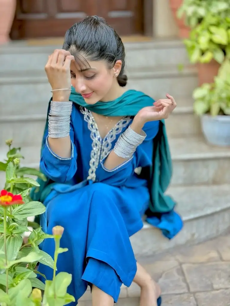اس کی قربانی کے ساتھ مائرا ہاکین کا خوبصورت فوٹو شوٹ