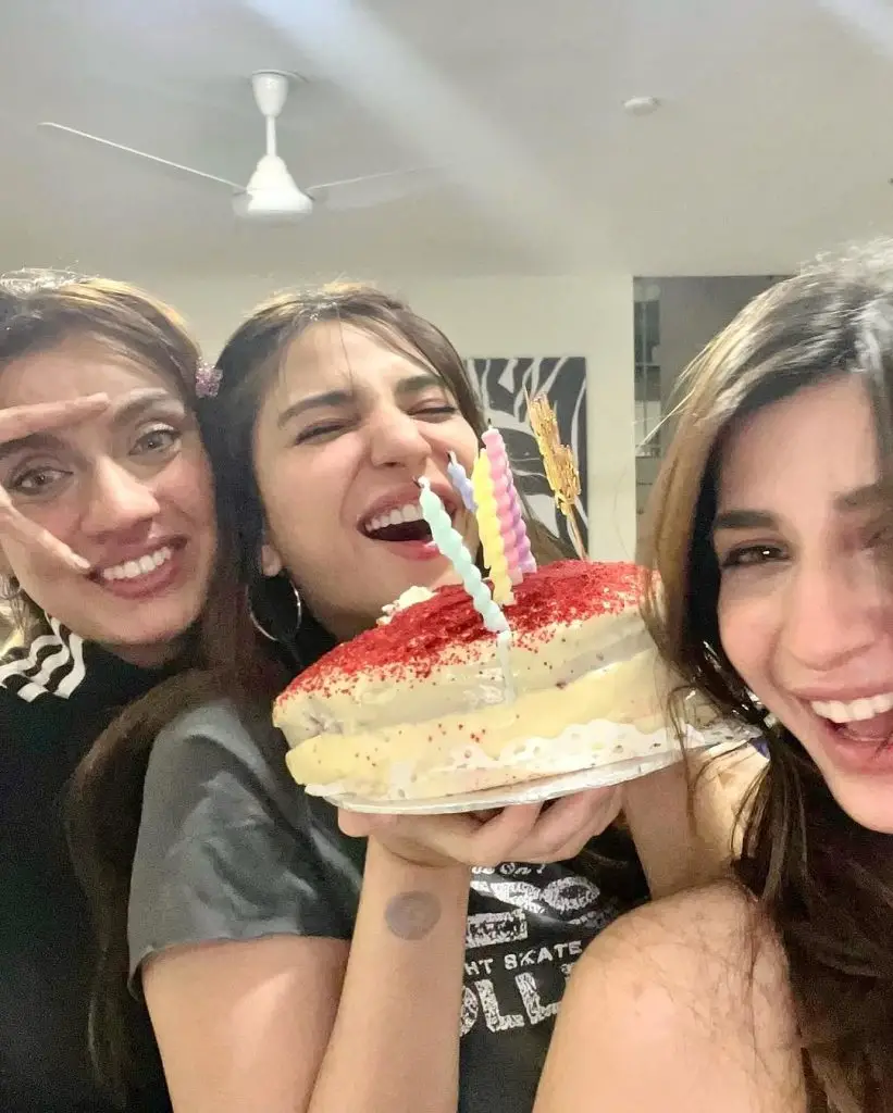رامشا خان کی سالگرہ کی جر bold ت مندانہ نظر کو تنقید کا نشانہ بنایا گیا