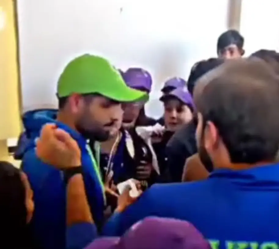 بابر اعظم کا پاگل پنکھا اس سے ملنے کے بعد آنسوؤں میں پھٹ گیا