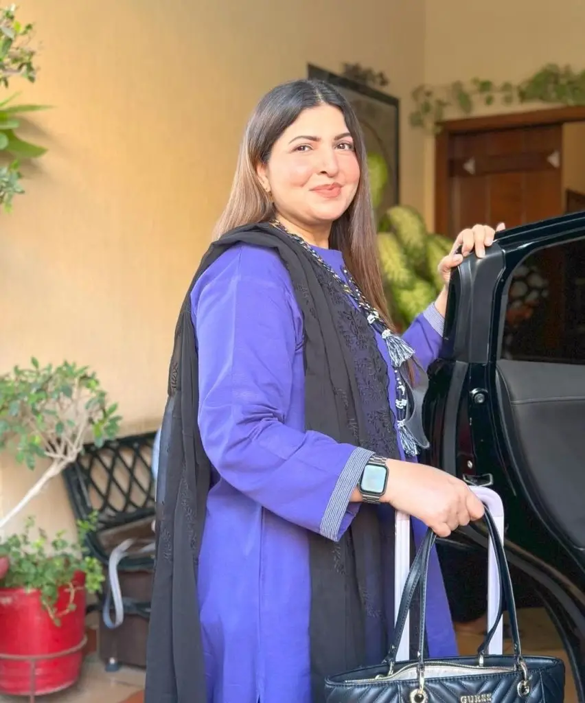 الیز شاہ اور شگوفٹا اجز کی اداکاری اور جانچ پڑتال کے تحت نظر