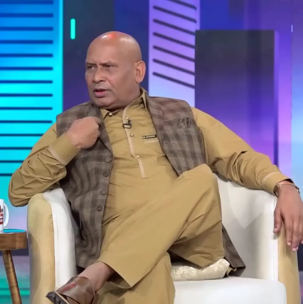 عمران اشرف بمقابلہ واسے چودھری - اکرم اڈاس نے بہتر میزبان کا انتخاب کیا