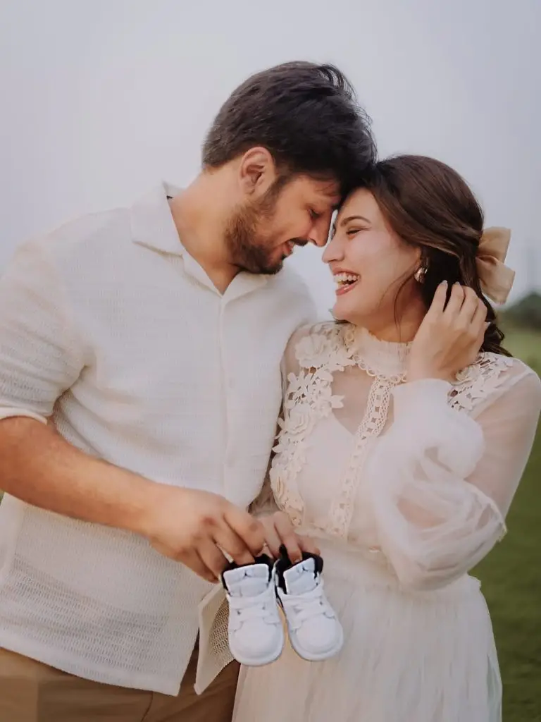 IQRA KANWAL & AREEB PERVAZ نے پہلی حمل کا اعلان کیا