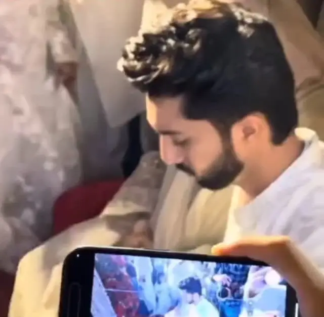 یہاں ربییکا خان کا بڑے پیمانے پر حق مہر ہے