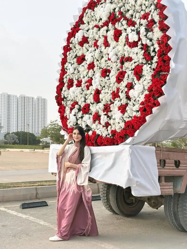 بیوی کو اسراف تحفے کے لئے آگ کے تحت مزہ صفدر