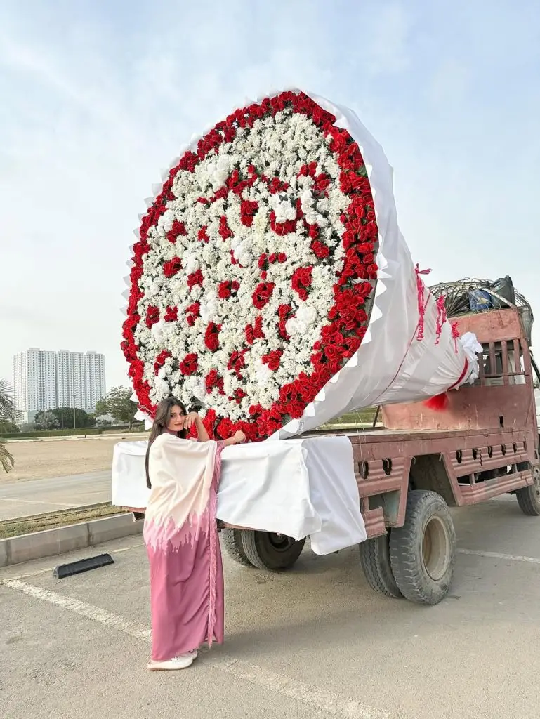 بیوی کو اسراف تحفے کے لئے آگ کے تحت مزہ صفدر