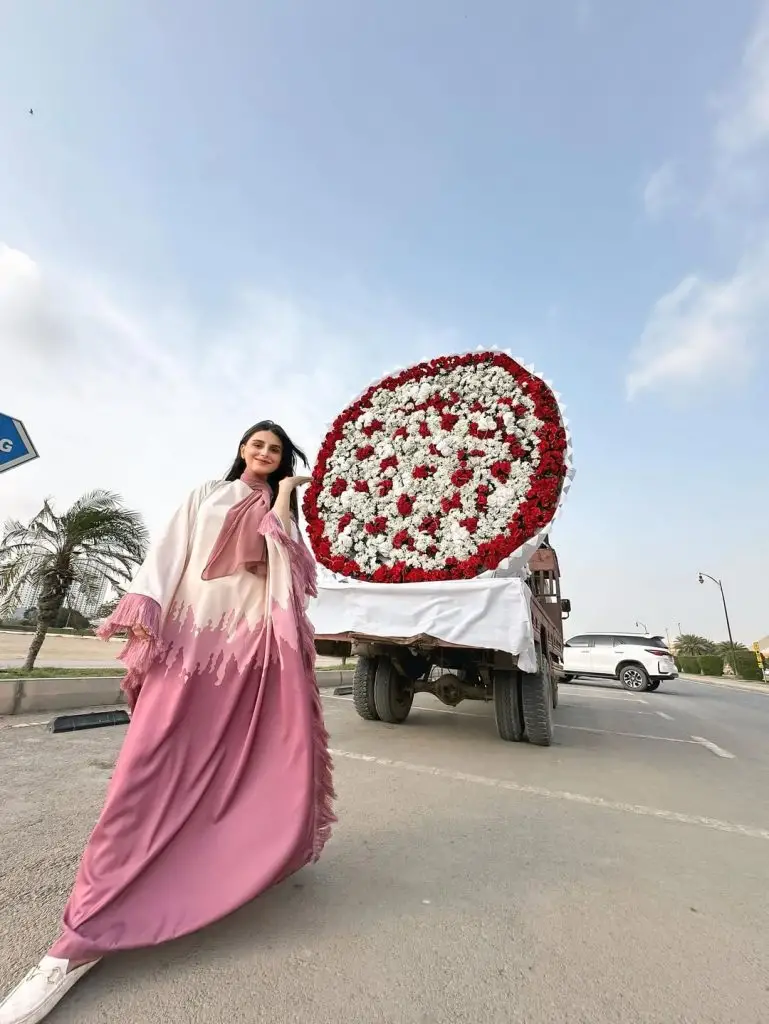 بیوی کو اسراف تحفے کے لئے آگ کے تحت مزہ صفدر