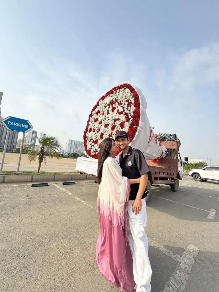 بیوی کو اسراف تحفے کے لئے آگ کے تحت مزہ صفدر