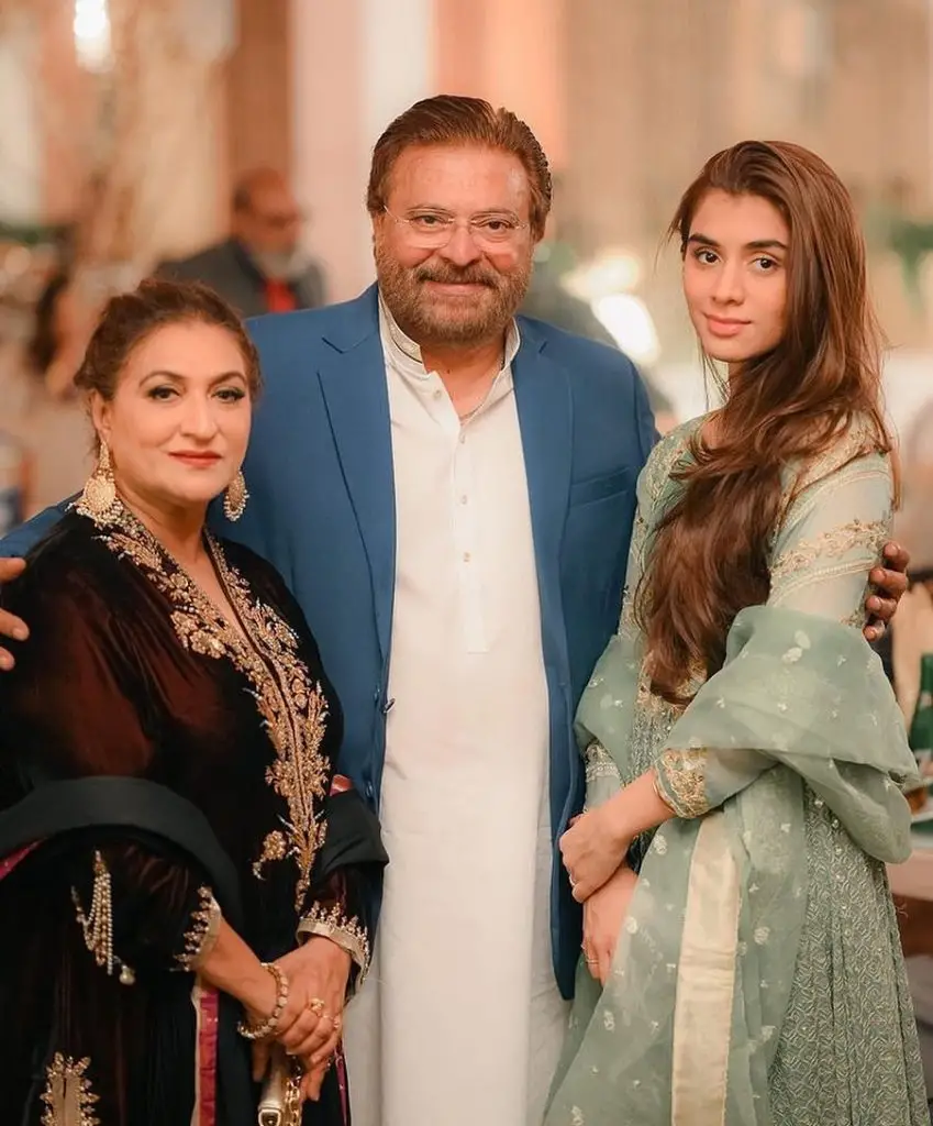 سخت والدین کے ساتھ پاکستانی مشہور شخصیات