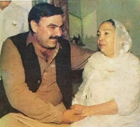 شیخ رشید عید پر ماں کو یاد کرتے ہوئے آنسوؤں میں ٹوٹ گیا
