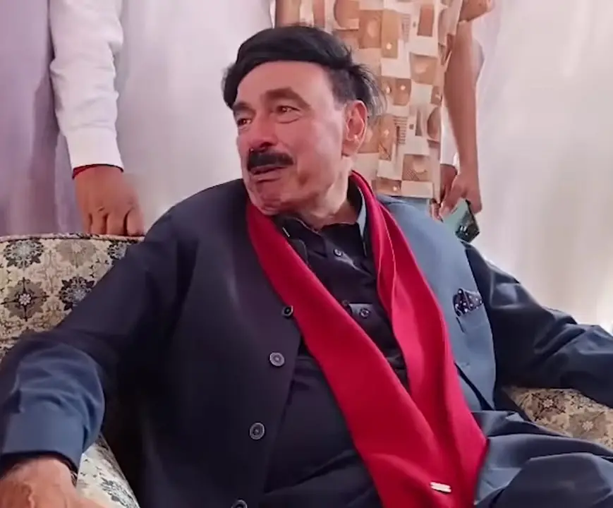 شیخ رشید عید پر ماں کو یاد کرتے ہوئے آنسوؤں میں ٹوٹ گیا
