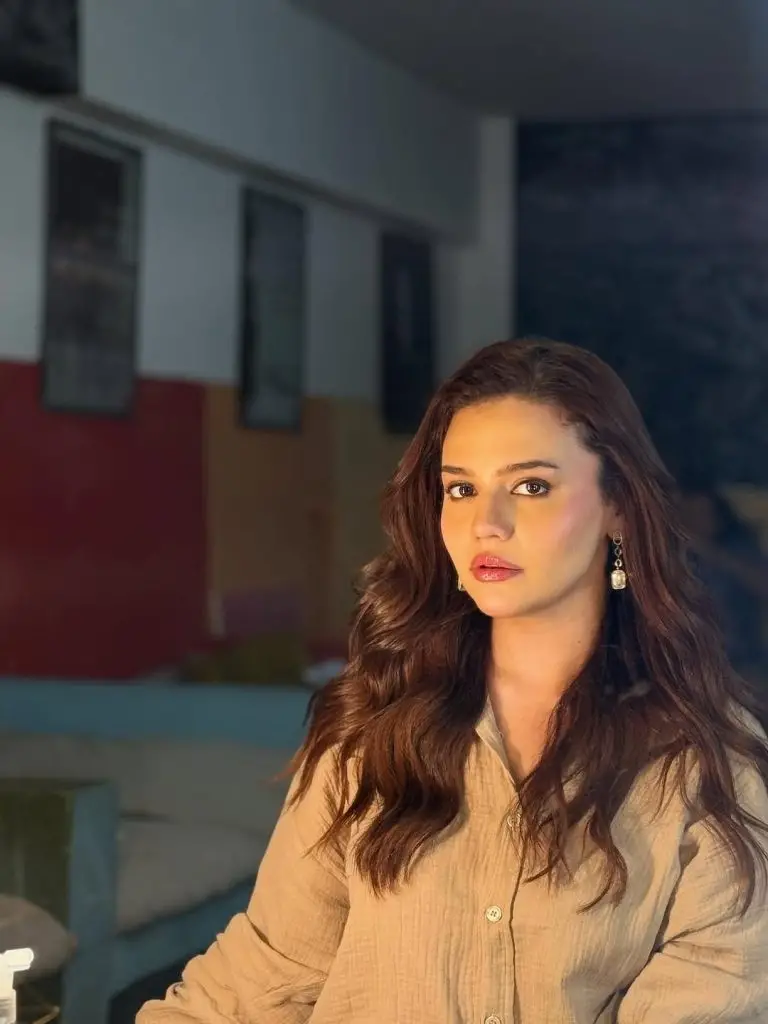 زارا نور عباس اینٹی عمر بڑھنے کو فروغ دینے کے لئے خوبصورتی کی صنعت کو سلیم کرتا ہے