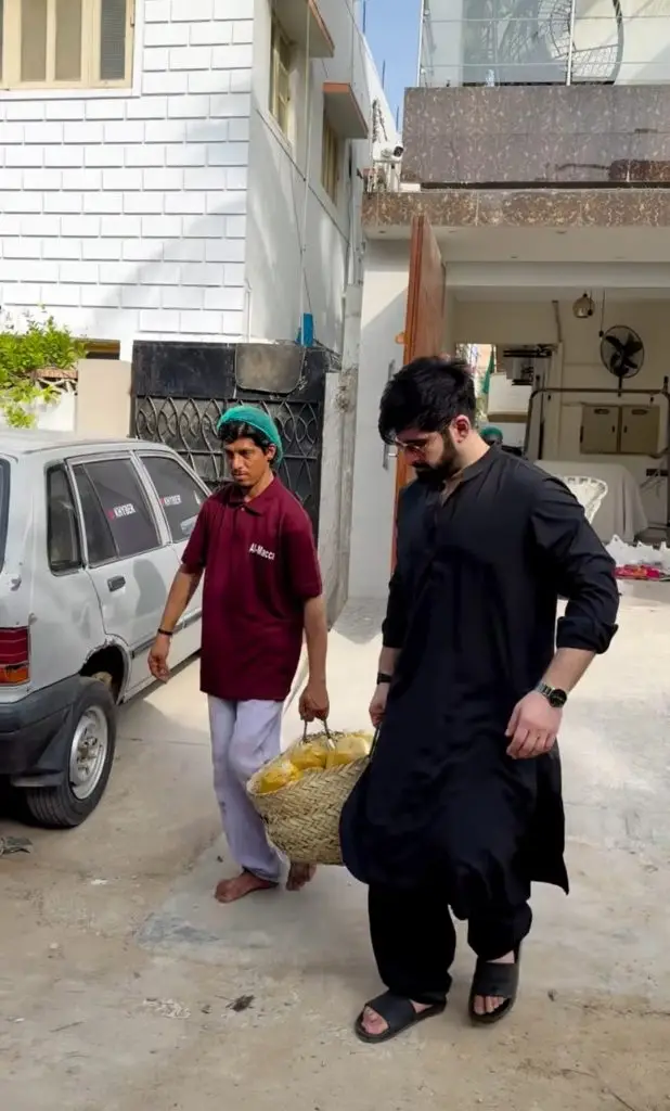 منیب بٹ نے نیاز کو محرم 10 ویں پر تقسیم کیا
