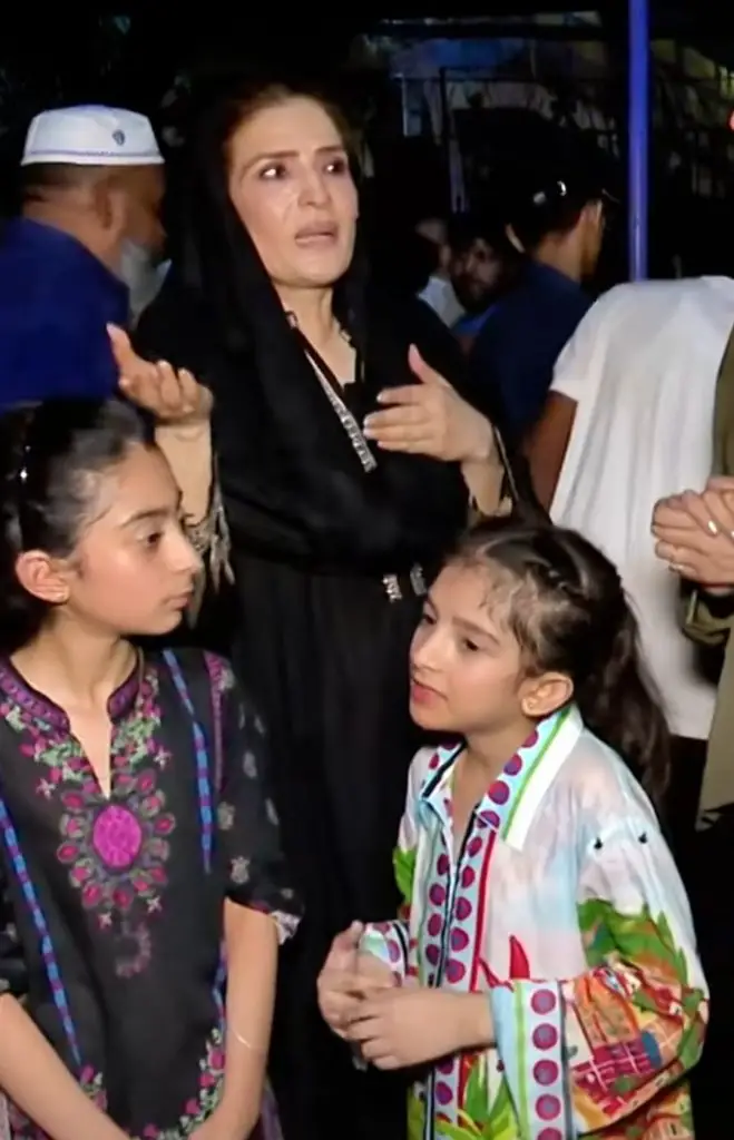 ریشم کی اپنی بھانجی کو نیاز میں اس کی مدد کرنے کا مشورہ