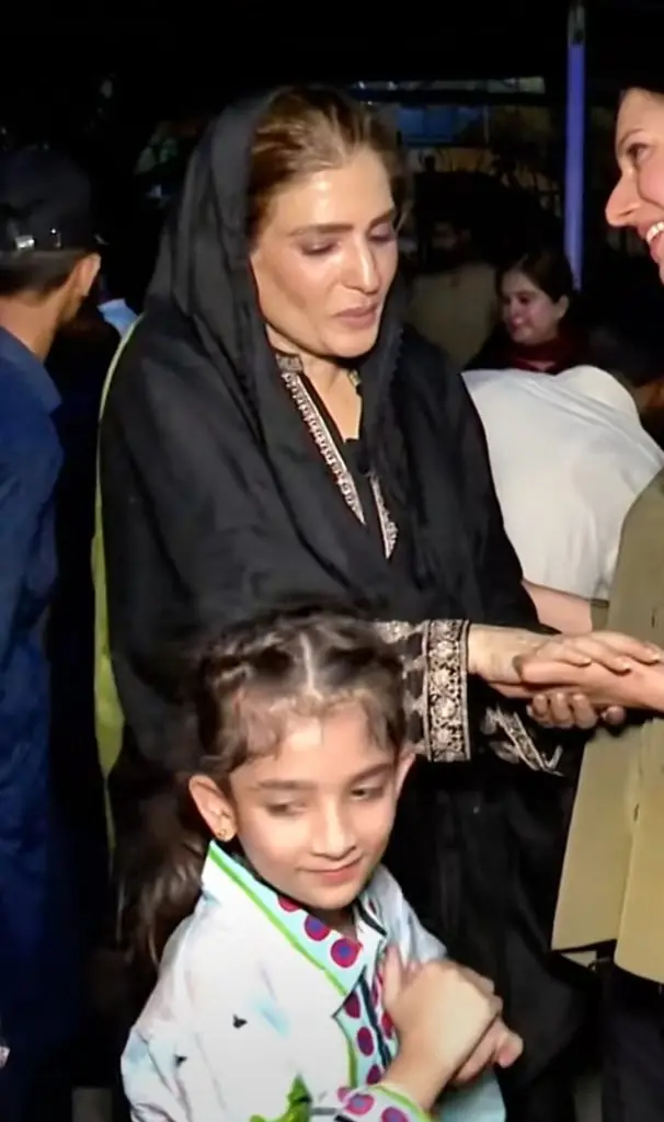 ریشم کی اپنی بھانجی کو نیاز میں اس کی مدد کرنے کا مشورہ