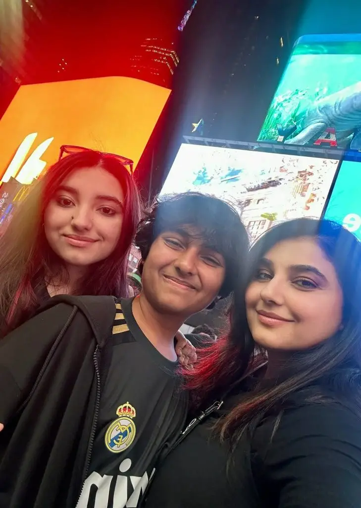 ٹائم اسکوائر سے اپنے بچوں کے ساتھ جاوریا سعود