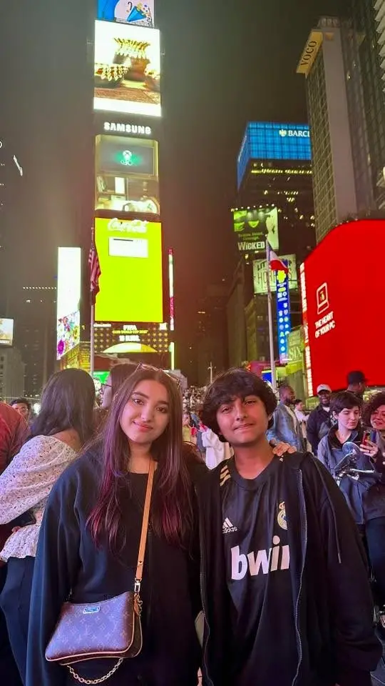 ٹائم اسکوائر سے اپنے بچوں کے ساتھ جاوریا سعود