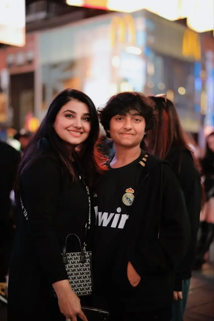 ٹائم اسکوائر سے اپنے بچوں کے ساتھ جاوریا سعود