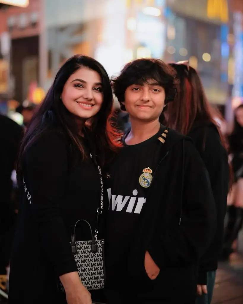 ٹائم اسکوائر سے اپنے بچوں کے ساتھ جاوریا سعود