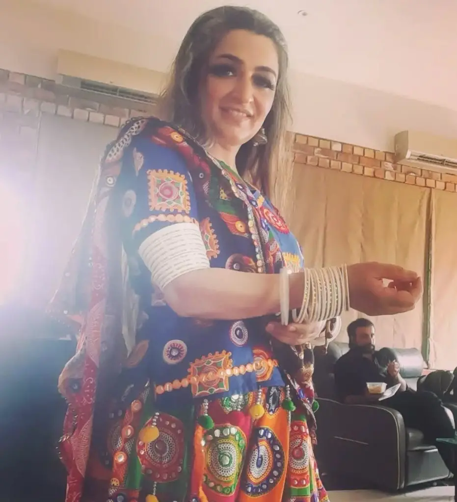 ایک جھوتی کاہنی کاسٹ ، شیڈول اور اوقات