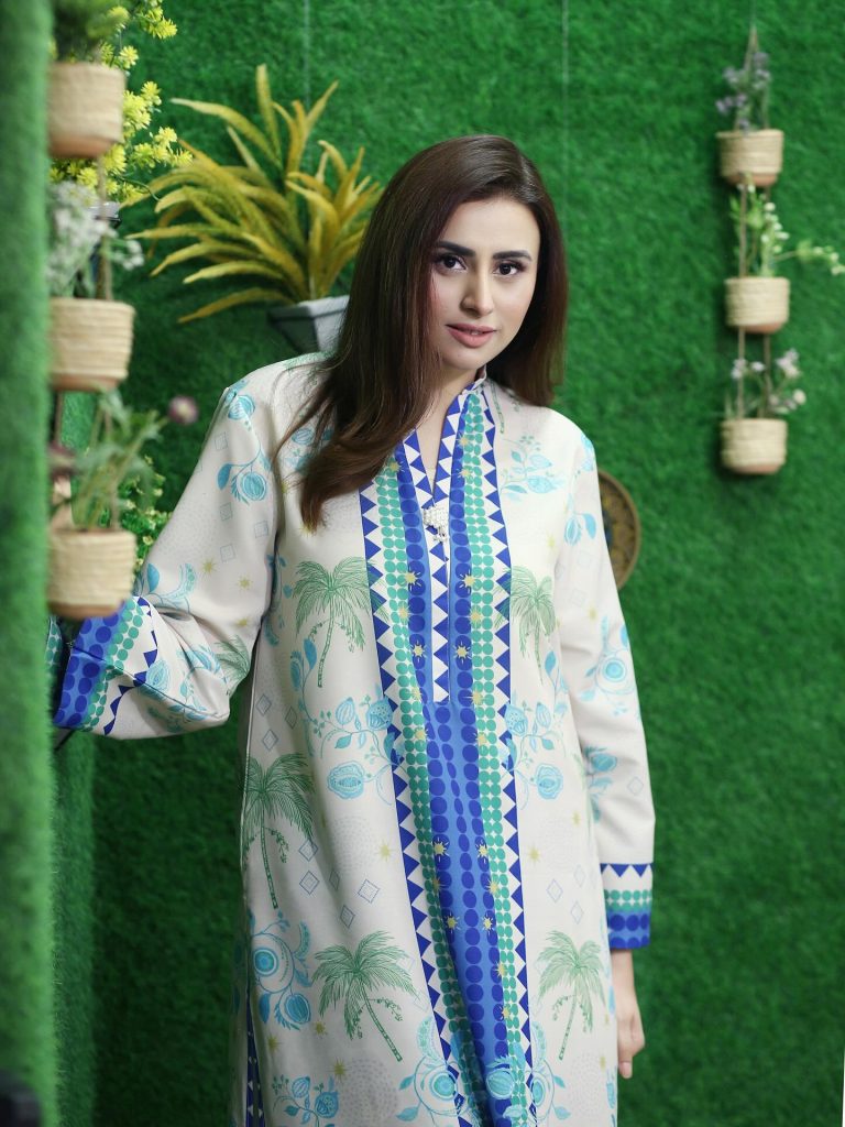 میڈھا نقوی نے ہمائرا اسغر کا تعاقب کرتے ہوئے مشہور شخصیت کے جھنڈ کو پکارا