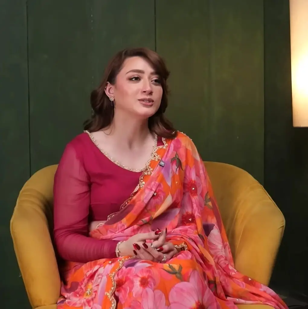مومنا اقبال کو ٹرانسجینڈر کہلانے پر