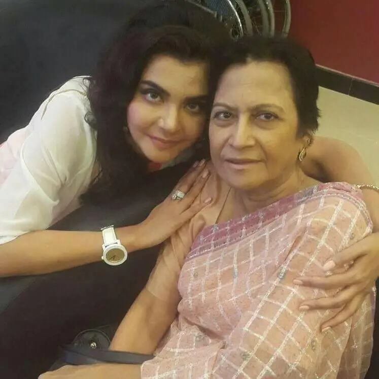 نڈا یاسر چیختی ہے جب وہ اپنی ماں کو کھونے کی بات کرتی ہے