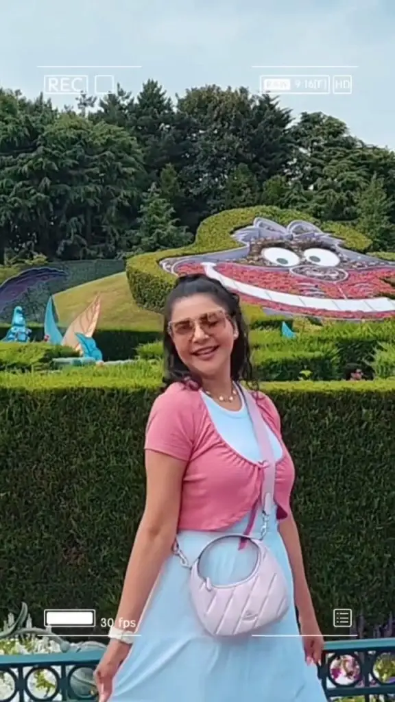 نڈا یاسیر نے ڈزنی لینڈ پیرس سے خاندانی تعطیلات کی تصاویر شیئر کیں