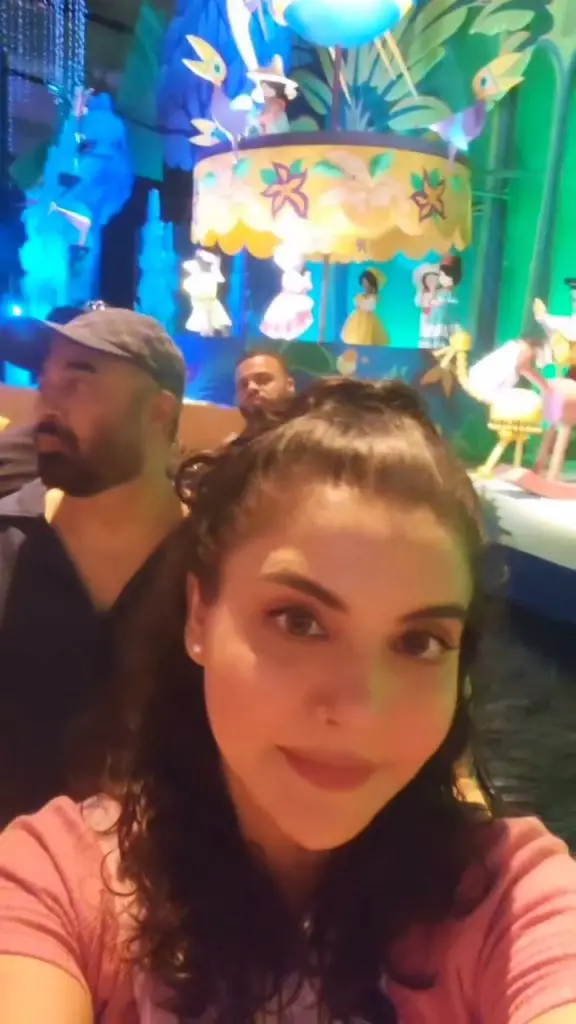 نڈا یاسیر نے ڈزنی لینڈ پیرس سے خاندانی تعطیلات کی تصاویر شیئر کیں