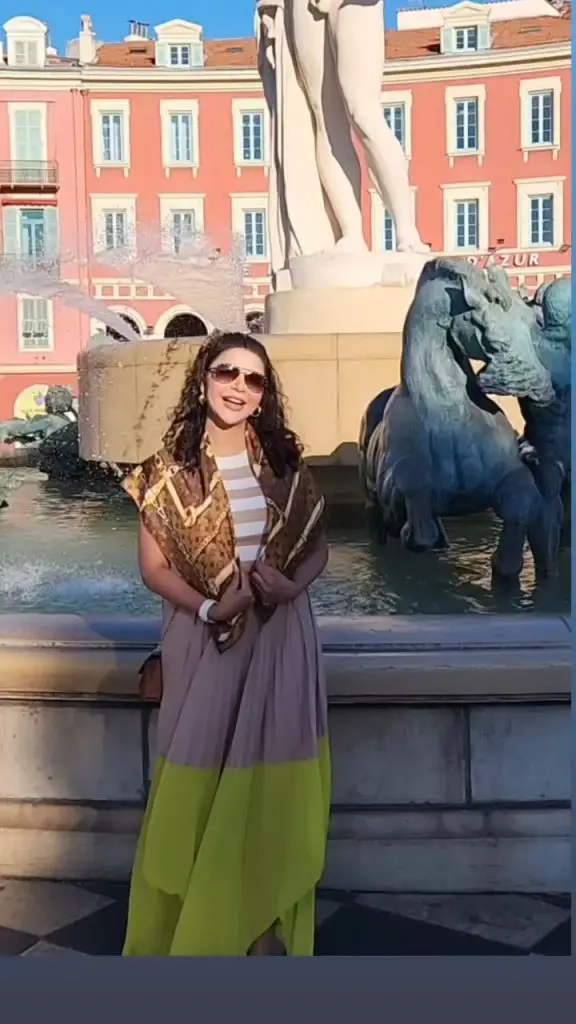 نڈا یاسیر نائس فرانس میں اپنی چھٹیوں سے لطف اندوز ہو رہی ہیں