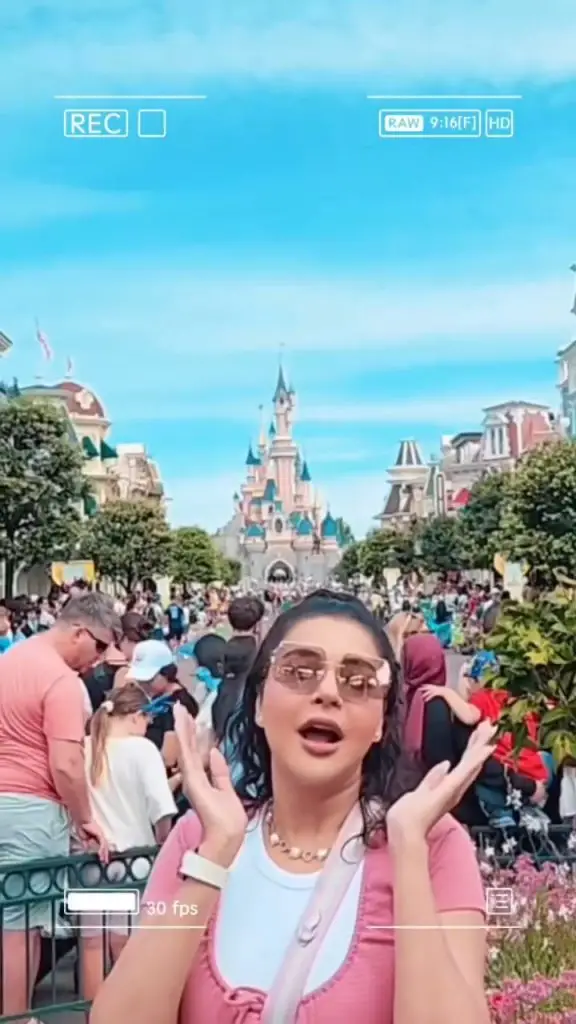 نڈا یاسیر نے ڈزنی لینڈ پیرس سے خاندانی تعطیلات کی تصاویر شیئر کیں