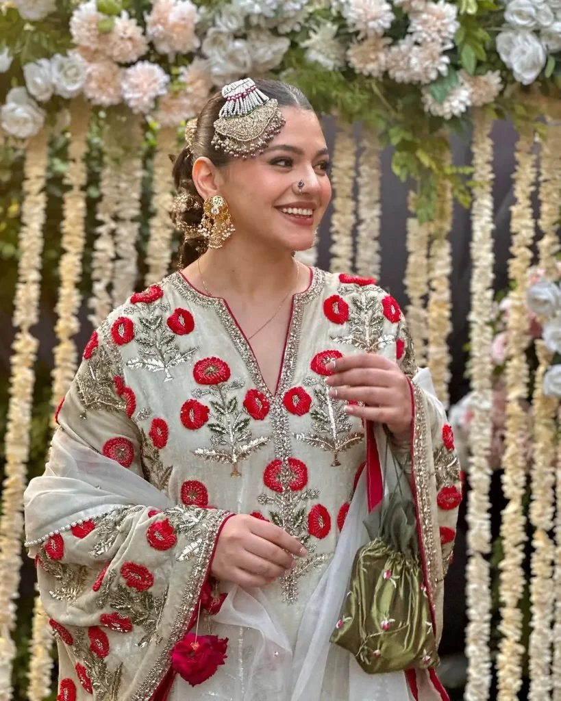 زارا نور عباس اینٹی عمر بڑھنے کو فروغ دینے کے لئے خوبصورتی کی صنعت کو سلیم کرتا ہے