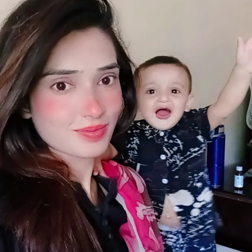 دیان اور ڈو کیناری بیبی ہور شاہد تصویر اصلی ماں کے ساتھ