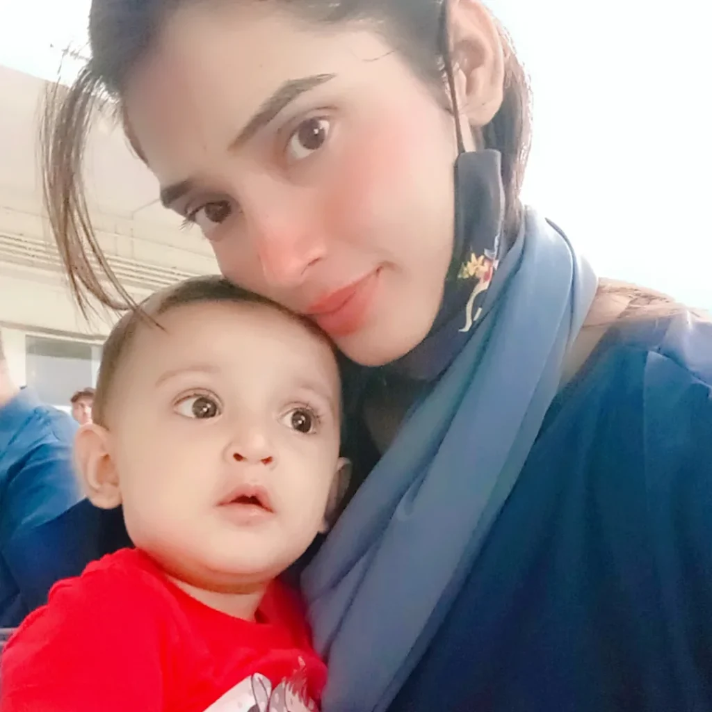دیان اور ڈو کیناری بیبی ہور شاہد تصویر اصلی ماں کے ساتھ